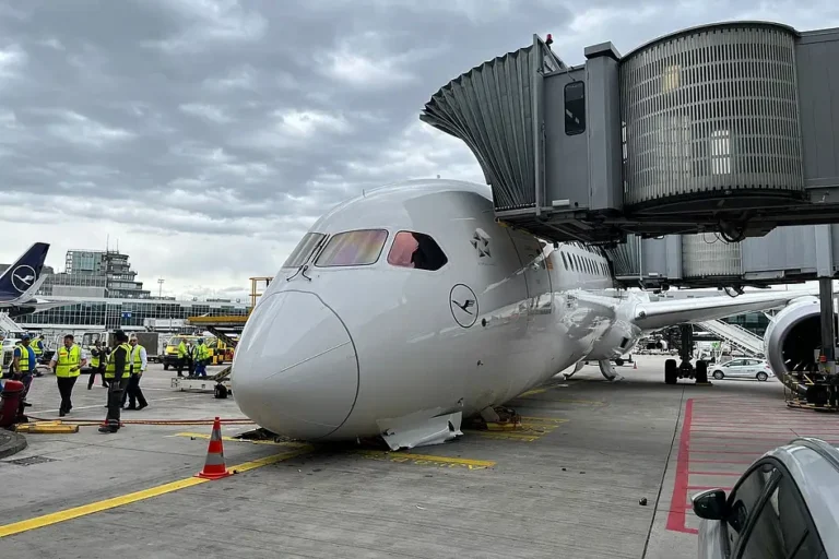 Lufthansa Boeing 787 nose gear collapse