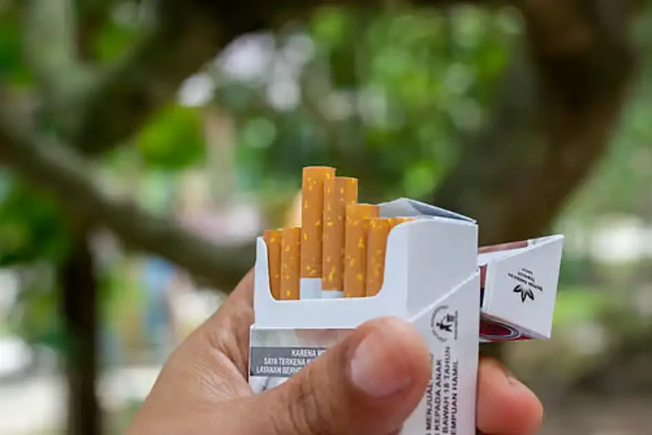 Kuwait tobacco ban under 21