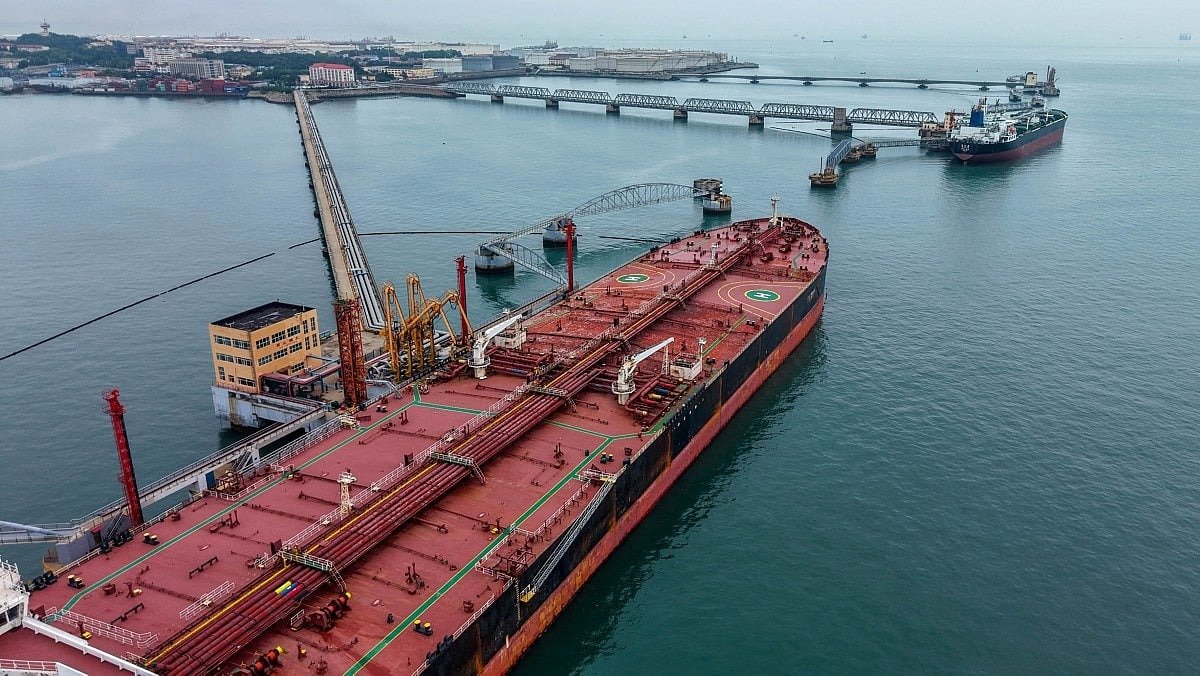 Oil prices rise as Hormuz deal hopes clash 2 Oil prices