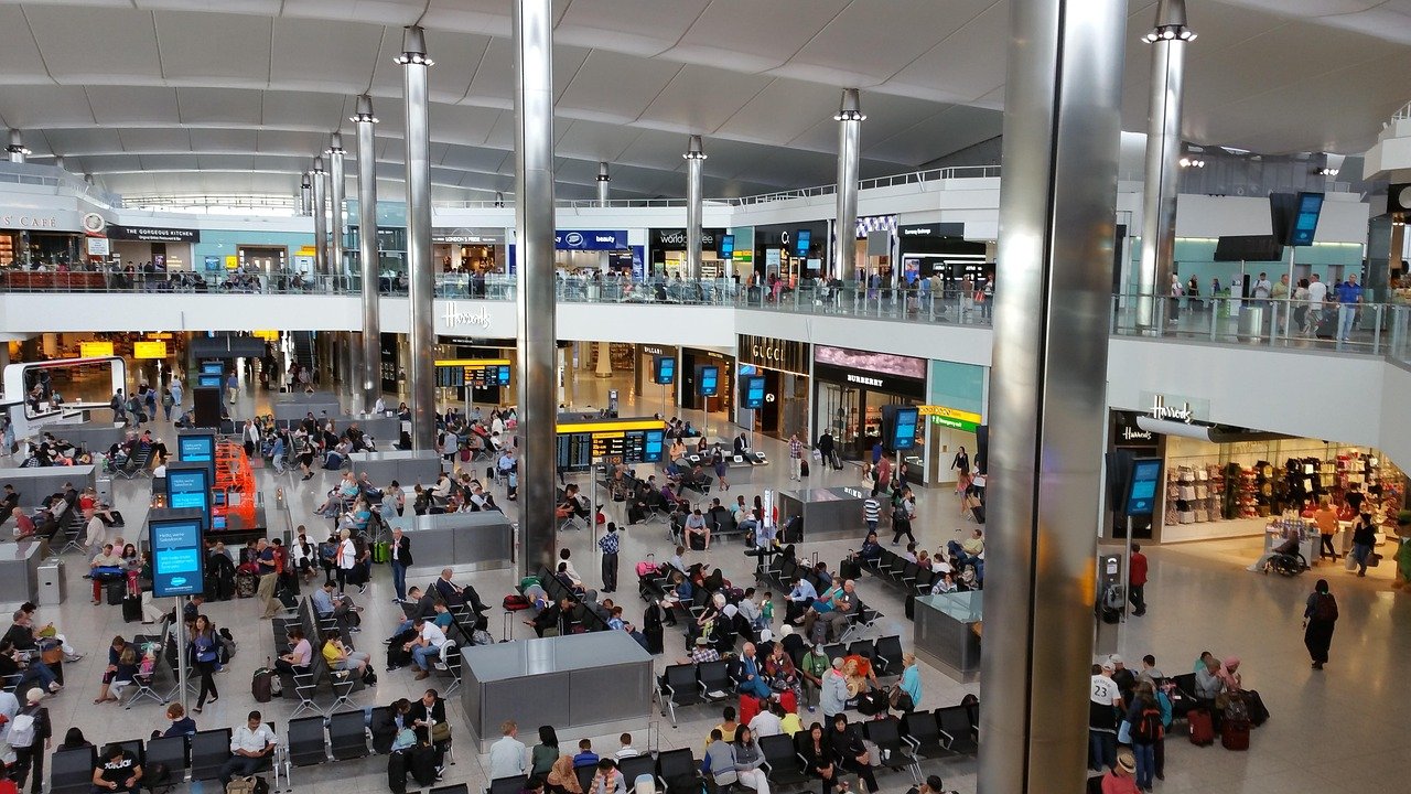 UK air traffic glitch grounds 2,100 flights as attack ruled out 1 UK air traffic glitch