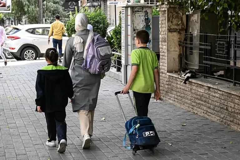 Syria textbooks scrubbed of Mona Lisa and ancient statues Syria textbooks